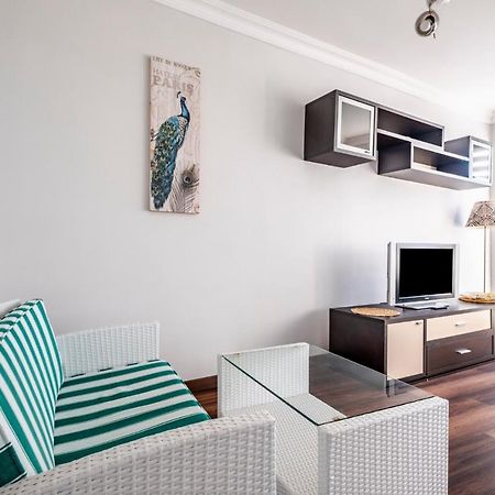 Sleek Flat 50 M To Bull Statue In Kadikoy Istanbul Exterior photo