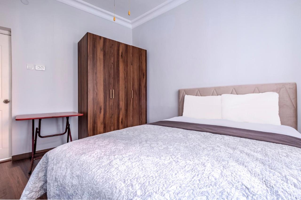 Sleek Flat 50 M To Bull Statue In Kadikoy Istanbul Exterior photo