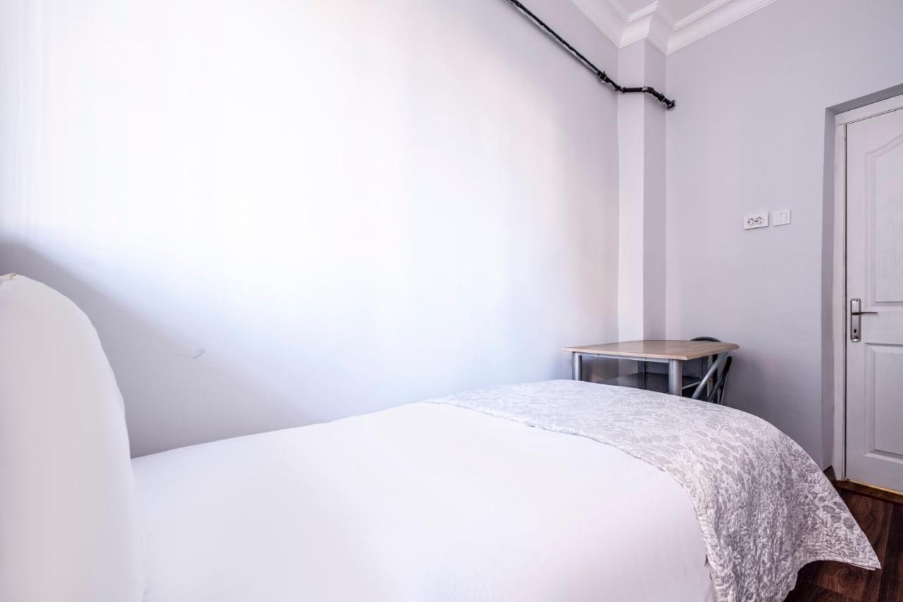 Sleek Flat 50 M To Bull Statue In Kadikoy Istanbul Exterior photo